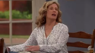 Dane Manches Longues Imprimé Haut porté par Vanessa Baxter (Nancy Travis) dans le Dernier Homme Debout (S06E21)