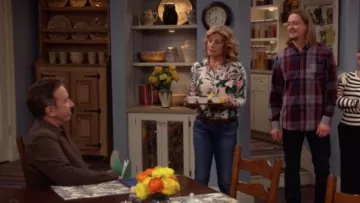 Impression Rose Chemise de Soie porté par Vanessa Baxter (Nancy Travis) dans le Dernier Homme Debout (S06E21)