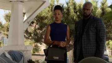 Le pull bleu sans manche Boss de Catherine Wilder (Angel Parker) dans Marvel's Runaways S02E09