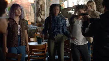 The striped top with shoulder straps Madewell of Gert Yorkes (Ariela Barer) in Marvel's Runaways S02E09