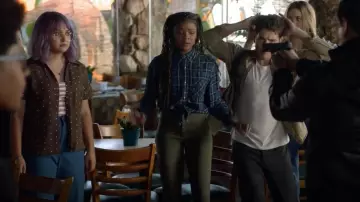 La top rayé à bretelles Madewell de Gert Yorkes (Ariela Barer) dans Marvel's Runaways S02E09
