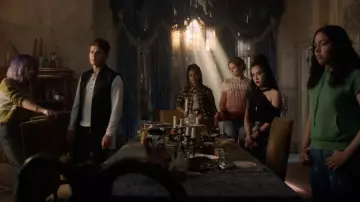 Le pull ajouré See by Chloe de Karolina Dean (Virginia Gardner) dans Marvel's Runaways (S02E09)