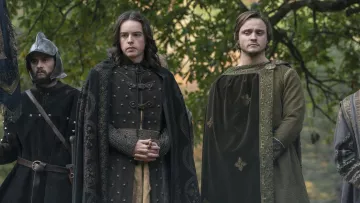 Anillo del rey Alfred (Ferdia Walsh-Peelo) visto en Vikings S05E13