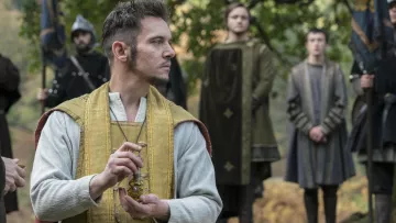 L'évêque Heahmund (Jonathan Rhys-Meyers) bouteille en verre comme on le voit dans les Vikings S05E13