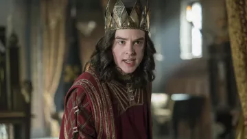 King Alfred's (Ferdia Walsh-Peelo) crown of Wessex as seen in Vikings S05E13