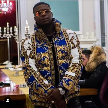 The jacket Versace Signature Dea Ninho on his account Instagram @ninhosdt