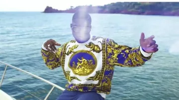 The sweatshirt Versace of Ninho in the Midi clip In The Ghetto 4Keus Gang feat. Ninho