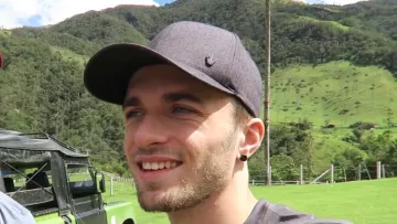 Squeezie's no bad ideas gorra gris en su video de YouTube ¡UNA SORPRESA PARA MI HERMANO! (Vlog)