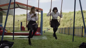 Gafas de sol rojas de Ludovica (Alice Pagani) en la serie Baby (S01E04)