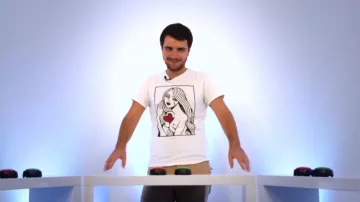 Le t-shirt Mona porté par Amixem dans la vidéo YouTube Les pires objets achetés sur internet (l'émission) #1