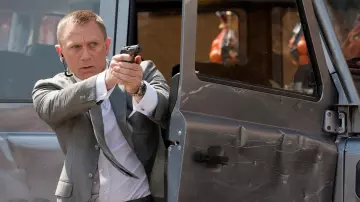 La montre Omega "Planet Ocean 600M" de James Bond (Daniel Craig) dans Skyfall