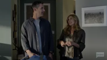 cinq a sept Hélène Manche Courte Recadrée Veste Peplum porté par Debra Newell (Connie Britton) dans de Sales Jean-S01E07