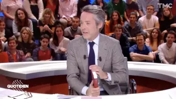 La cravate bleu marine Husbands porté par Yann Barthès dans Quotidien du 07.01.2019
