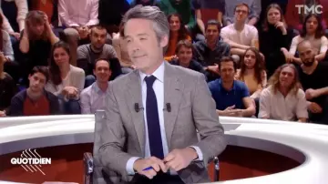 Le costume gris imprimé Prince de Galles Husbands porté par Yann Barthès dans Quotidien du 07.01.2019