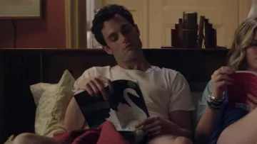El libro The Bottom of the Forests de David Mitchell leído por Joe Goldberg (Penn Badgley) en YOU S01E07