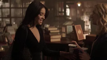 The hand bag tote bag Goyard Peach Salinger (Shay Mitchell) in YOU S01E05