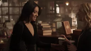 Le sac à main tote bag Goyard de Peach Salinger (Shay Mitchell) dans YOU S01E05