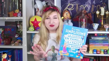Le livre Disney: La cuisine en famille la + facile du monde dans la vidéo YouTube Cauchemar en cuisine version Disney
