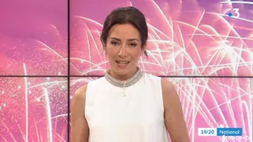 La Blouse ample sans manches col bijoux de Virna Sacchi dans 19/20 du 01/01/2019 (dispo en noir)