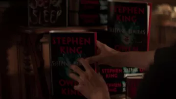 Las bellezas dormidas de Stephen y Owen King vendidas en la librería de Joe en YOU S01E02