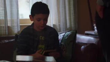El conde de Montre Cristo de Alejandro Dumas de Joe Goldberg (Penn Badgley) en YOU S01E05