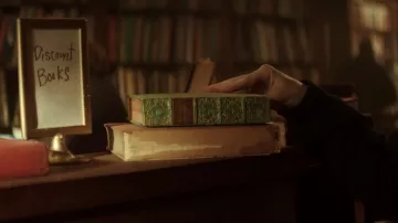 El libro Las alturas de Hurlevent de Candace (Ambyr Childers) en YOU S01E07