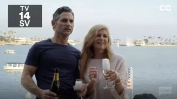 A.L.C. Zora Linen/Cashmere Blend Drawstring Sleeve Sweater usado por Debra Newell (Connie Britton) en Dirty John S01E07