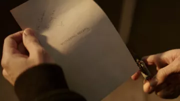 El encendedor Zippo utilizado por Joe Goldberg (Penn Badgley) en YOU S01E09