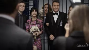 Vestido midi de seda estampado con paneles de encaje de Sandro usado por Alison McCord (Kathrine Herzer) en Madam Secretary S05E11