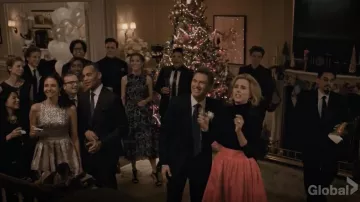 Silbatos Con estampado de mariposa Vestido Midi escalonado usado por Stephanie 'Stevie' McCord (Wallis Currie-Wood) en Madam Secretary S05E11