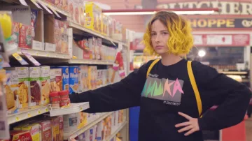 Mishka MNWKA Chandail porté par Tessa Violet dans son Écraser la Musique de la Vidéo