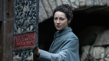 La cape grise de Claire Fraser (Caitriona Balfe) dans Outlander S03E06
