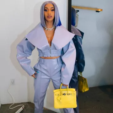 La veste en cuir violette de Cardi B sur le compte instagram de @iamcardib