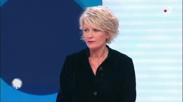La camisa de terciopelo de Sophie Davant en el programa C'est au el 09.01.2019