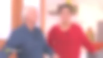 El suéter de cultivo de gran tamaño adornado con pedrería en la parte delantera de los Kooples de Farida Kramdi en La Quotidien el 09.01.2019