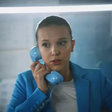 The blue blazer worn by Millie Bobby Brown on his account Instagram @milliebobbybrown