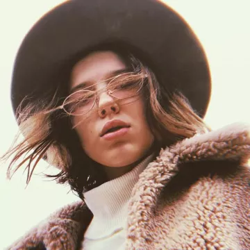 The fake fur coat worn by Millie Bobby Brown on his account Instagram @milliebobbybrown