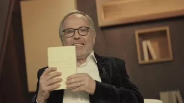 La veste blazer en velours côtelé de Fabrice Luchini dans Le Mystère Henri Pick