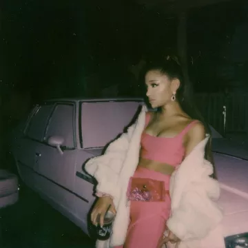 Le gilet beige d'Ariana Grande sur le compte instagram de @arianagrande