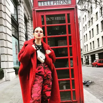 The coat with faux fur red worn by Millie Bobby Brown on his account Instagram @milliebobbybrown