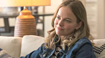 Tres pendientes de diamantes usados por Maggie Bloom (Allison Miller) como se ve en A Million Little Things S01E01