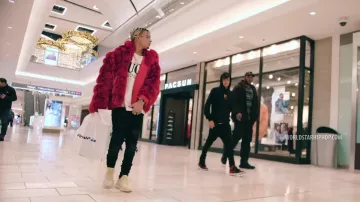 Chaqueta de visón rojo usada por Skinnyfromthe9 en su video musical Just Left Jail