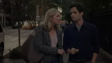 Bolso marrón estilo tote de Guinevere Beck (Elizabeth Lail) en YOU S01E02