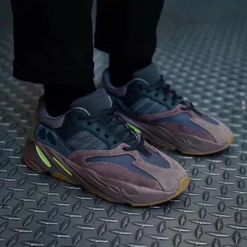 Las zapatillas Adidas Yeezy 700 moradas en la cuenta de Instagram @Yeezymafia