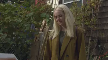 La gabardina mostaza usada por Annie (Emma Stone) en Maniac S01E02