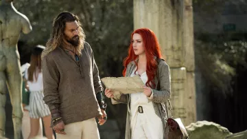 Camisa beige y cardigan largo usado por Mera (Amber Heard) como se ve en Aquaman
