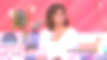 El suéter rosa de cachemira de cuello en V de Faustine Bollaert en It Starts Today
