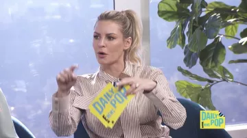 Tibi Kaia Corbata a rayas Cuello Camisa de manga larga usada por Morgan Stewart en E! Noticias - Daily Pop