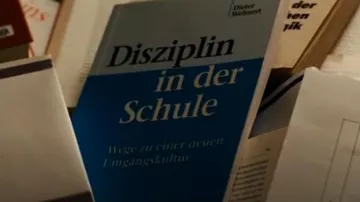 Rainer Wenger (Jürgen Vogel) Disciplina en el libro escolar de Dieter Wehnert como se ve en The Wave