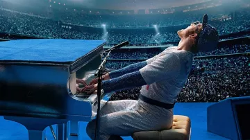 La gorra de béisbol de lentejuelas azules de Elton John (Taron Egerton) como se ve en Rocketman